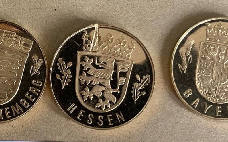 Wem gehören diese Münzen?