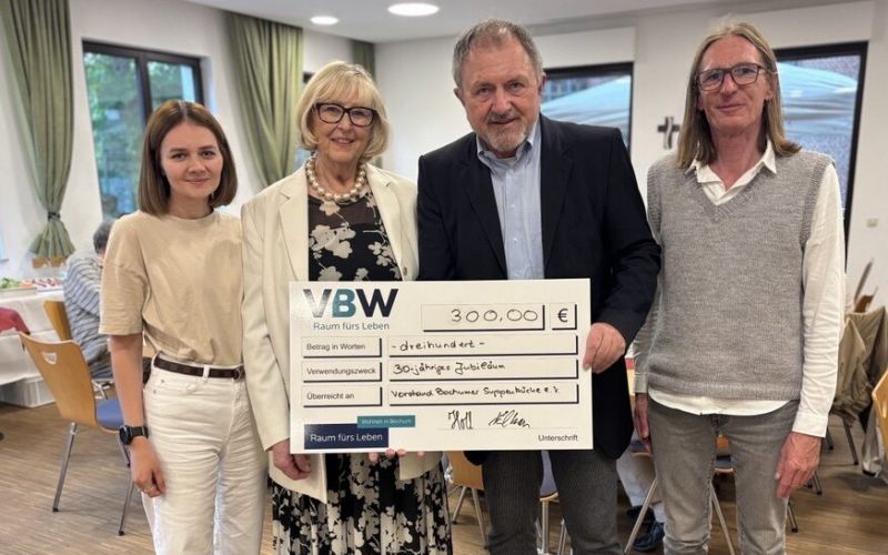 Offizielle Scheckübergabe bei der Jubiläumsfeier (v. l. n. r.): Anne-Katrin Holl, Vorstand der VBW Stiftung, Christa Lichius, Vorstandsmitglied der Bochumer Suppenküche e. V., Johannes Motz, neuer Vorstandsvorsitzender der Bochumer Suppenküche e. V., sowie Matthias Köllmann, Leiter der VBW Stiftung. Foto: Dominik Neugebauer, VBW