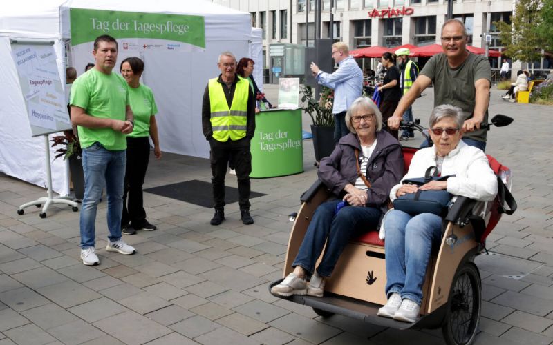 Mit der Rikscha durch die Stadt: Die Rundfahrten wurden gerne genutzt. Fotos: Jens-Martin Gorny