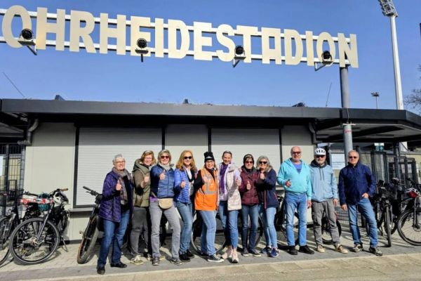 Sandra Weber (Mitte, mit orangefarbener Weste) führte am Weltfrauentag die Frauenpower-Tour vom Lohrheidestadion zum Essener Niederfeldsee. Foto: ADFC
