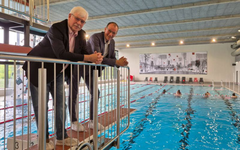 Die Bäder sind ein großes Thema in Bochum. Ratsmitglied Dr. Peter Reinirkens (li.) und Marcus Müller (Geschäftsführer der WasserWelten) bei der Pressekonferenz im Lindender Südbad. Fotos: Eberhard Franken