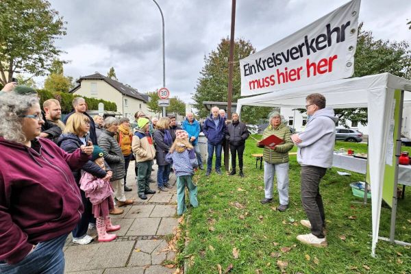 Am Mittwoch trafen sich die Anwohner mit Bezirksbürgermeister Dirk Meyer an der Kreuzung. Fotos: Malte Engelsberg