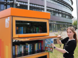 Leserratten werden ab sofort auch beim USB-Bücherschrank am Neuen Gymnasium Bochum fündig. Foto: USB