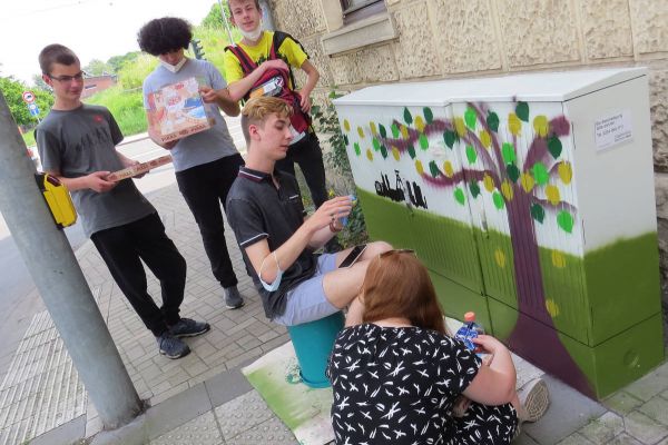 Kunstunterricht: Schüler verschönern Stromkästen
