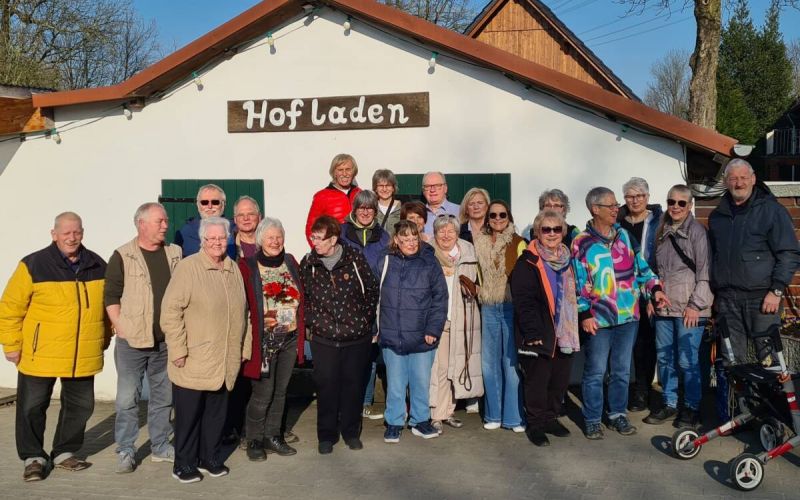 Nicht nur Kaffee anne Bude: Der Gerther Treff e.V. hat sich zum Frühstücken (und Kaffeetrinken) auf dem Hof Menke in Castrop getroffen. Foto: Helmut Kimmich, Gerther Treff e.V.