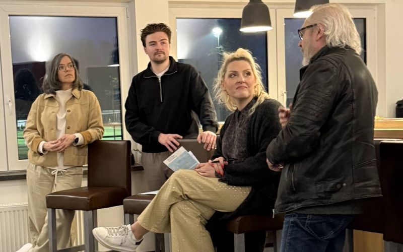 Christin-Marie Stamm (MdL), Christian Kalisch (verkehrspolitischer Sprecher der SPD-Ratsfraktion), Phillip Welsch (Ratsherr für den Norden), Bezirksbürgermeister Henry Donner sowie Snezana Curuvija (Fraktionsvorsitzende der BV Nord) im Gespräch mit den Bürgerinnen und Bürgern. Foto: SPD