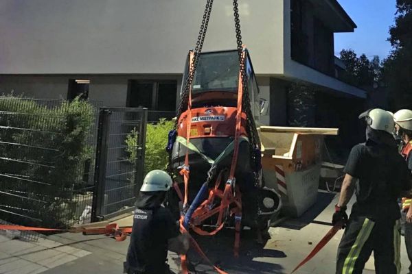 Unfall mit einem Mini-Bagger auf einer Baustelle in Höntrop
