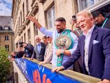 Box-Weltmeister Agit Kabayel aus Wattenscheid wurde im Bochumer Rathaus von Oberbürgermeister Jörg Lukat für seinen sportlichen Erfolg geehrt und trug sich ins Goldene Buch der Stadt ein. Er erhielt auf dem Rathausbalkon offiziell seinen WBC-Weltmeistergürtel. Eine Mengenmenge jubelte ihm zu. Fotos: Dennis Yenmez/Stadt Bochum