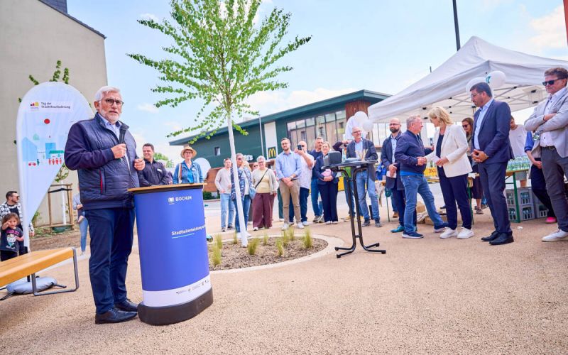 Oberbürgermeister Jörg Lukat und die Parlamentarische Staatssekretärin Sabine Poschmann vom Bundesbauministerium weihten die umfassend modernisierte Grünverbindung „Auf dem Kreuz“ ein. Foto: Stadt Bochum, Dennis Yenmez