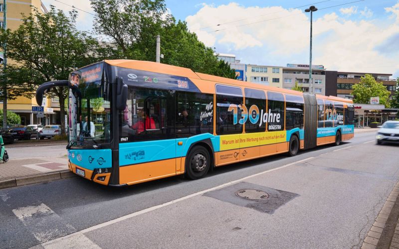 130 Jahre Bogestra: Eine Fahrt im Jubiläumsbus, hier an der Haltestelle August-Bebel-Platz in Wattenscheid, ist ein einmaliges Kunsterlebnis. Foto: BOGESTRA/Deutscher