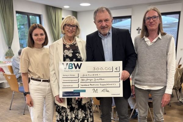 Offizielle Scheckübergabe bei der Jubiläumsfeier (v. l. n. r.): Anne-Katrin Holl, Vorstand der VBW Stiftung, Christa Lichius, Vorstandsmitglied der Bochumer Suppenküche e. V., Johannes Motz, neuer Vorstandsvorsitzender der Bochumer Suppenküche e. V., sowie Matthias Köllmann, Leiter der VBW Stiftung. Foto: Dominik Neugebauer, VBW