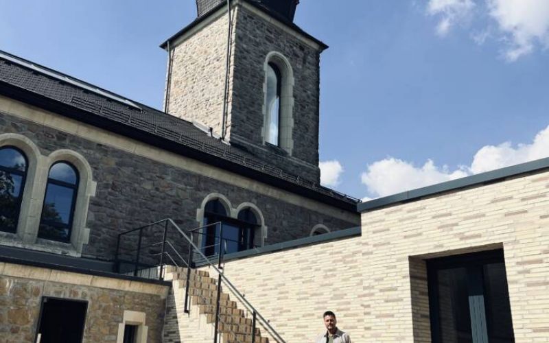 Die St. Nikolaus Kirche wurde erhalten. Der u-förmige Anbau fügt sich nahtlos an.