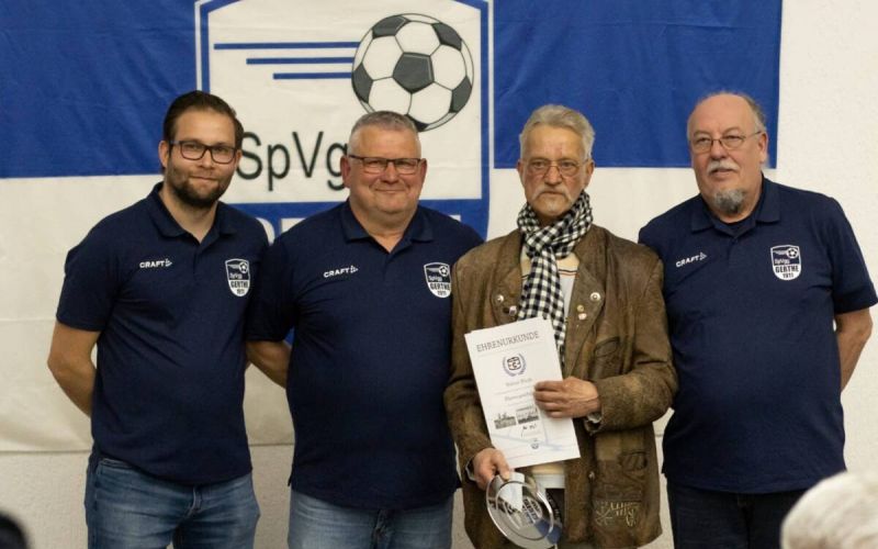 Das Urgestein der Spielvereinigung wurde bei der Jahreshauptversammlung ausgezeichnet. Das Foto zeigt von links: Sven Schroers (Jugendleiter), Arnd Most (Vorsitzender), Walter Block (seit 68 Jahren Mitglied und frisch ernannter Ehrenspielführer), Volker Wischmeier (Geschäftsführer).