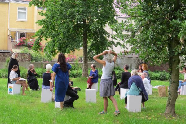 Figurentheater-Kolleg: Maskenfest im Park