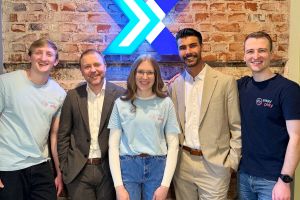 Das Team von easy pisy verlässt sich in Finanzfragen auf André Lehmitz (2. v. li.) und Jeffrey Malcherek (4. v. li.) von der Sparkasse Bochum. Foto: Sparkasse Bochum