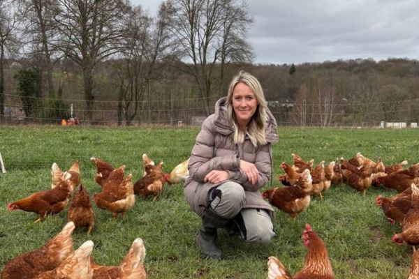 Züchterin Inga Koralewski aus Bochum-Stiepel bietet nicht nur Ostereier an, sondern hat immer Eier von glücklichen Hühnern.