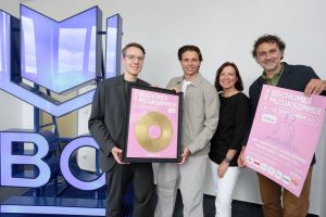 DEFCT ist „The Next DJ”: Jascha Dröge von den Stadtwerken Bochum (li.) überreicht dem Contestgewinner Noel Tasic alias DEFCT (2. v.li.) seine Auszeichnung, gemeinsam mit Sandra Gagliardi, Geschäftsführerin von Bochum Marketing, und Oliver Osthoff, Leiter Veranstaltungsmanagement von Bochum Marketing. Foto: Bochum Marketing, Andreas Molatta
