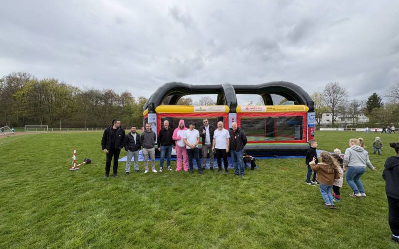 Die neue Hüpfburg wurde bei "Ostern in Dorf" in Kornharpen übergeben.