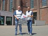 Während Bochum Total wird die Festivalseelsorge vor dem Musikforum haben. Michael Diek und Constantin Decker (v.l.) stellten das Angebot vor. Foto: EKVW