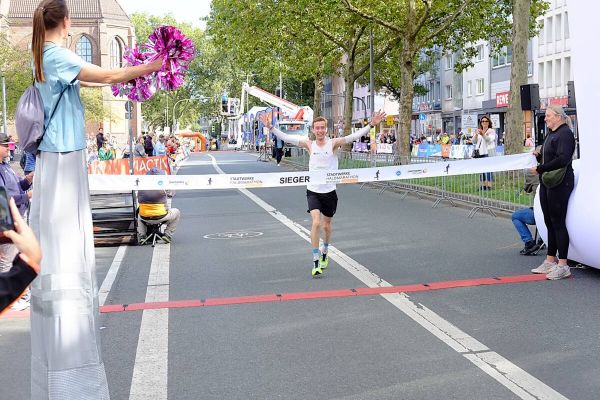 Tobias Middendorf, hier beim Zieleinlauf, hat den Stadtwerke-Halbmarathon 2026 gewonnen. Foto: TV Wattenscheid 01 / Ingo Knosowski