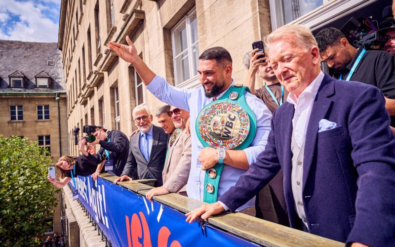 Box-Weltmeister Agit Kabayel aus Wattenscheid wurde im Bochumer Rathaus von Oberbürgermeister Jörg Lukat für seinen sportlichen Erfolg geehrt und trug sich ins Goldene Buch der Stadt ein. Er erhielt auf dem Rathausbalkon offiziell seinen WBC-Weltmeistergürtel. Eine Mengenmenge jubelte ihm zu. Fotos: Dennis Yenmez/Stadt Bochum