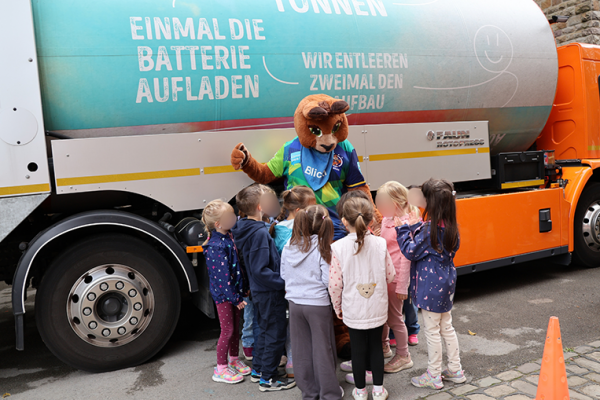 Jeder Grundschüler durfte mal im Fahrerhaus sitzen, um zu sehen, dass man im toten Winkel nichts erkennen kann. Fotos: USB