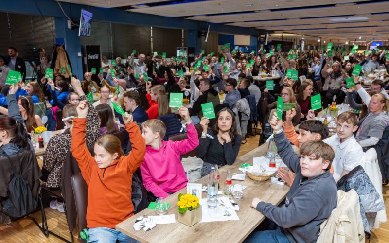 Bei der 37. Jugendsportlerehrung der Sportjugend im Stadtsportbund wurden 207 erfolgreiche Sportlerinnen und Sportler ausgezeichnet. Die gesamte Stadtwerke-Bochum-Lounge färbte sich grün als sichtbares Zeichen der Sportjugend für die Bewerbung Olympia Rhein-Ruhr. Foto: Sportjugend Bochum