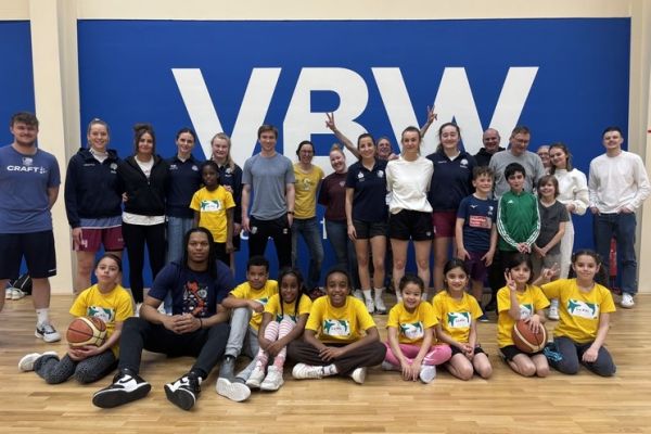 Der Nachwuchs hat die Begegnung mit den VfL AstroStars, VfL AstroLadies und VfL SparkassenStars genossen. Foto: VBW