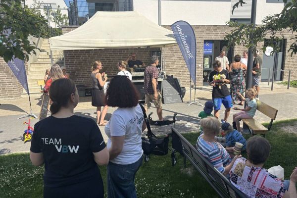 Gemütliche Runde im Quartier: Beim Quartiersfest gab es nicht nur Kaffee und Kuchen, sondern auch die Gelegenheit zum direkten Dialog. Foto: VBW