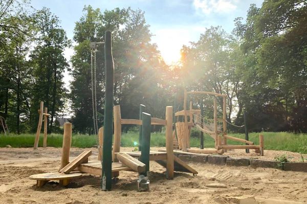 Kicken und Spielen auf dem neuen Spielplatz am Oleanderweg