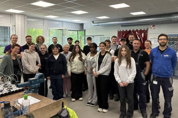 Beim diesjährigen Girl' Day haben Bochumer Schülerinnen wieder den Schulalltag gegen spannende Eindrücke in die technische Ausbildung bei den Stadtwerken Bochum getauscht. Foto: STWBO