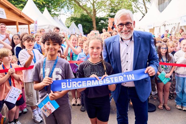 Bei der Kinderstadt im Rahmen des Ferienpasses 2026 wählten die Kinder ihren Kinderbürgermeister. Oberbürgermeister Jörg Lukat begleitete die anschließende Amtseinführung. Fotos: Dennis Yenmez/Stadt