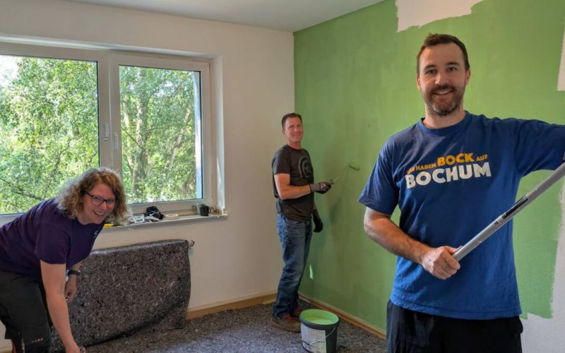 Im Bild: Christina Gerke, Bastian Wenks und Marc Vogel (v.l.n.r.) von den Stadtwerken haben beim Social Day ein Kickerzimmer für die Klienten des Evangelischen Johanneswerks gestrichen und eingerichtet. Foto: Stadtwerke