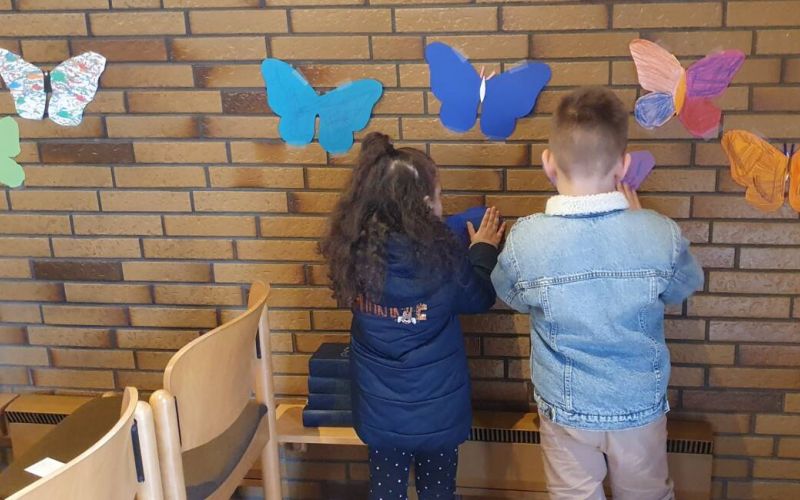 Maxi-Kinder bepflanzen Garten der Hoffnung