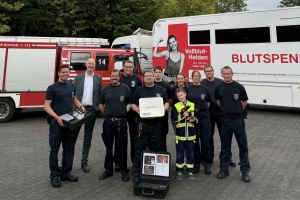 Die Löscheinheit Eppendorf-Höntrop kann jetzt ein zweites Einsatzfahrzeug mit einem Zieh-Fix-Koffer ausstatten. Foto: Stadt