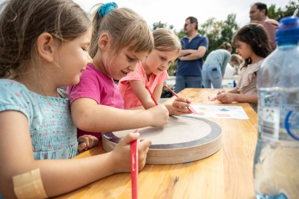 Kinder gestalten Trittsteine im Ostpark
