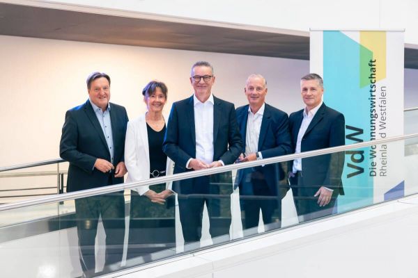 Das neu gewählte Verbandspräsidium des VdW Rheinland Westfalen mit VdW-Vorstand. Von links: Olaf Rabsilber, Marion Sett, Norbert Riffel (VBW), Alexander Rychter (VdW-Verbandsdirektor) und Dr. Daniel Ranker (VdW-Prüfungsdirektor). Quelle: Roland Baege / VdW Rheinland Westfalen