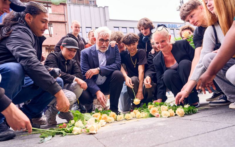 Oberbürgermeister Jörg Lukat stellte die Stolperschwelle am Montag, 8. Juni, bei ihrer Verlegung vor. Fotos: Stadt Bochum / DYenmez