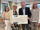 Offizielle Scheckübergabe bei der Jubiläumsfeier (v. l. n. r.): Anne-Katrin Holl, Vorstand der VBW Stiftung, Christa Lichius, Vorstandsmitglied der Bochumer Suppenküche e. V., Johannes Motz, neuer Vorstandsvorsitzender der Bochumer Suppenküche e. V., sowie Matthias Köllmann, Leiter der VBW Stiftung. Foto: Dominik Neugebauer, VBW