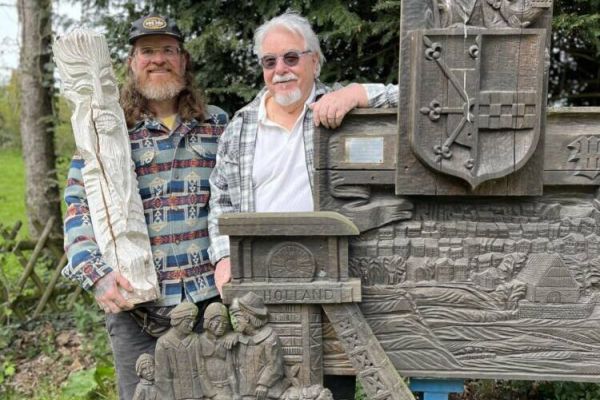 Rolf Tybusseks hölzerne Ansicht auf Wattenscheid steht im Garten vom Helfs Hof. Zur Ausstellungseröffnung im Heimatmuseum kam auch „Salle“, den er zur Kunst inspiriert hatte.