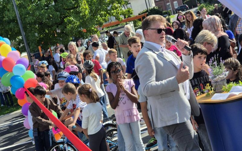 Bezirksbürgermeister Dr. Dirk Meyer bei der Eröffnung des umgestalteten Hofs der Grundschule Laer. Fotos (3): Eberhard Franken