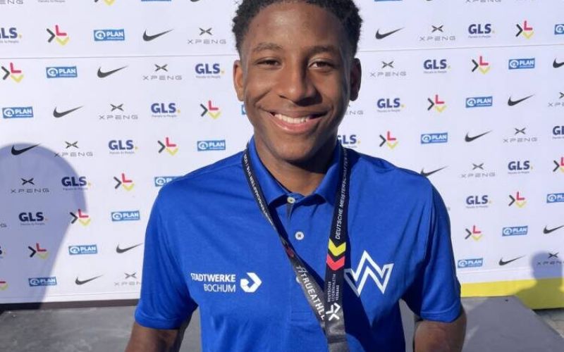 Alvin Mawumba strahlt: Über 200 Meter holte er am Sonntag die Goldmedaille in der U20-Konkurrenz – in neuer persönlicher Bestzeit von 21,32 Sekunden. Foto: TV Wattenscheid 01
