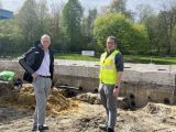 WasserWelten-Chef Marcus Müller (l.) und Technischer Leiter Stefan Gabriel auf der Baustelle Freibad Südfeldmark vor dem entkernten Wellenbecken.
