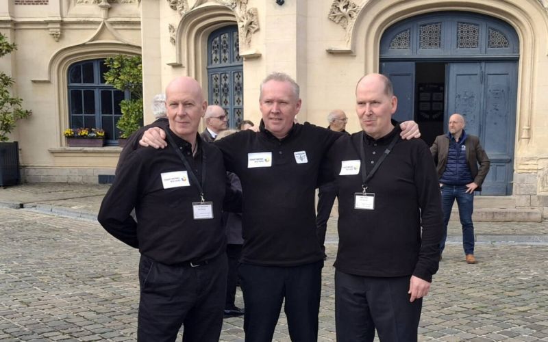 Vor dem Rathaus von Douai (von links): John van der Stappen, Michel van Silfhout und Ludger Havlik vom DBC Bochum 1926. Anlass war der Coupe d’Europe Classic. Foto: DBC