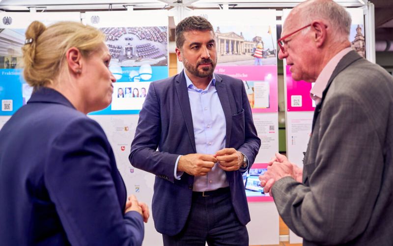 Oberbürgermeister Jörg Lukat eröffnete gemeinsam mit Norbert Lammert (Bundestagspräsident a. D.) und dem Bundestagsabgeordneten Serdar Yüksel die Wanderausstellung des Deutschen Bundestags in der Volkshochschule Bochum. Die Ausstellung informiert über Aufgaben, Arbeitsweise und Geschichte des Parlaments. Foto: Dennis Yenmez / Stadt Bochum