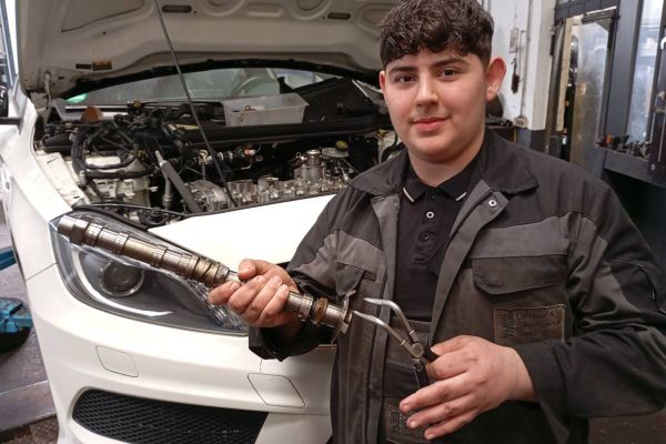 Khachatur Vkhkryan macht seine Ausbildung zum Kfz-Mechatroniker und nutzt das vergünstigte, von seinem Chef Michael Dittmar „gesponsorte" Azubi-Ticket.