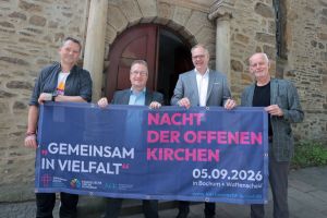 Vor der Pauluskirche Bochum stellten die Beteiligten die Kirchennacht 2026 vor, das Bild zeigt v.l.n.r. Pastor Tim Linder (ACK Bochum), Katholikenratsvorsitzender Christian Schnaubelt, Superintendent Dr. Gerald Hagmann (ev. Kirche Bochum) und Stadtdechant Propst Michael Ludwig (kath. Stadtkirche Bochum + Wattenscheid). Foto: Sebastian Sendlak / Bochum-Journal