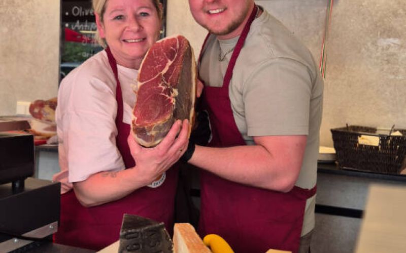 Auf dem Werner Marktplatz treffen sich mittwochs Genießer. Fotos: Eberhard Franken