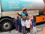 Jeder Grundschüler durfte mal im Fahrerhaus sitzen, um zu sehen, dass man im toten Winkel nichts erkennen kann. Fotos: USB