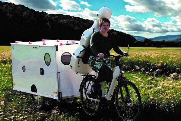 „Martha“ nennt die Cellistin ihren Fahrrad-Wohnanhänger. Er ist Transportmittel, Rückzugsort und Mini-Bühnenlogistik in einem. Foto: Katja Zakotnik